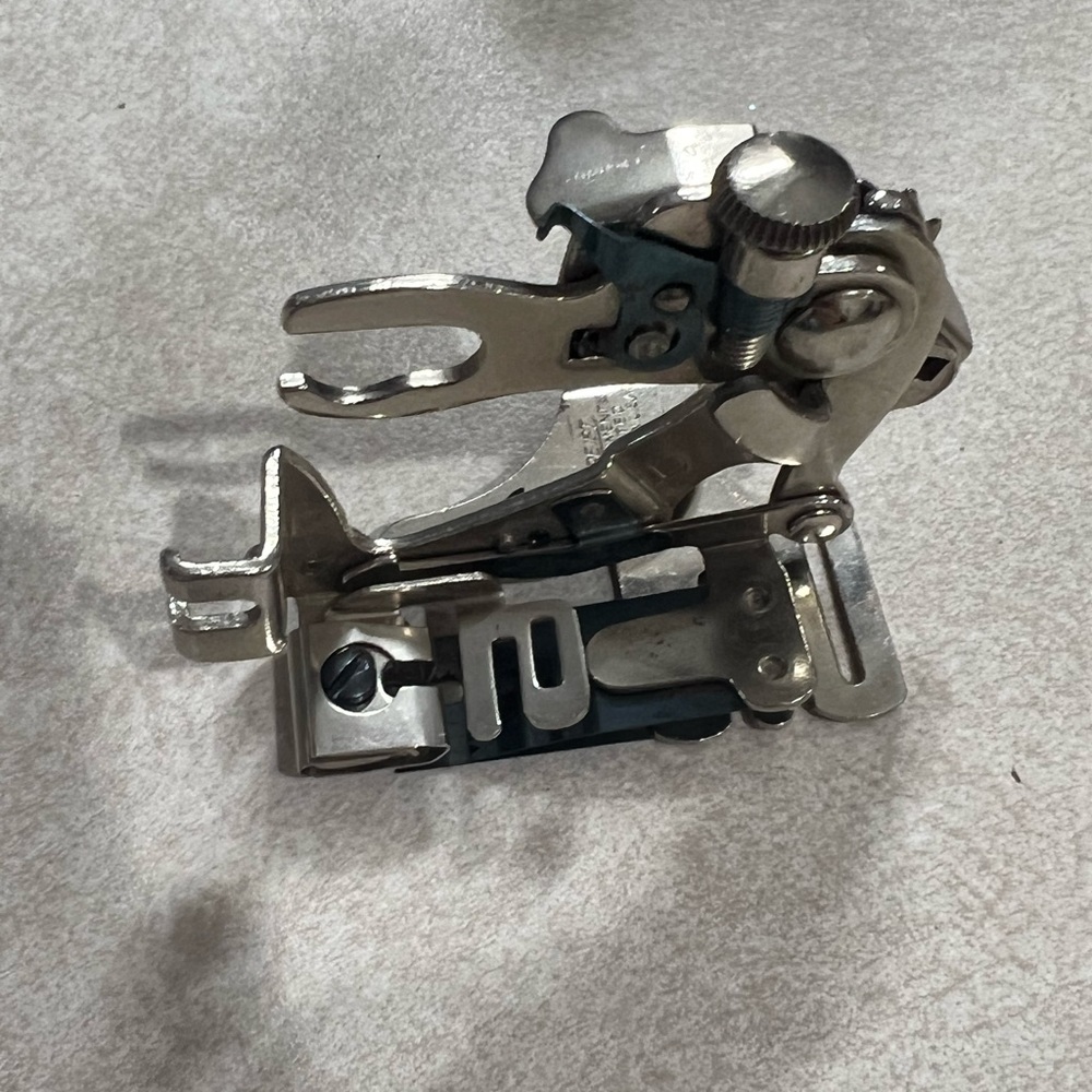 Lot of vintage singer and greist sewing machine feet.